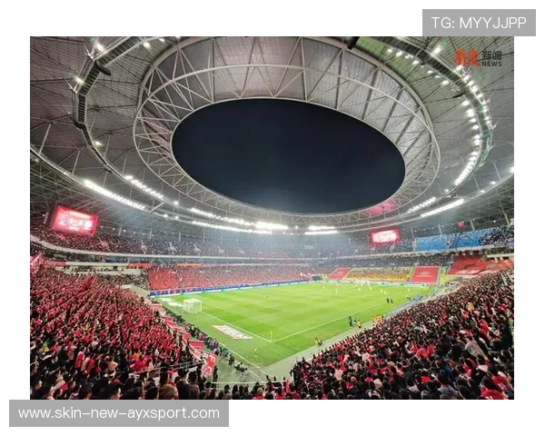 成都蓉城中距离打门颇有威胁，擦柱偏出